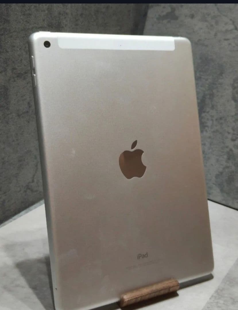美品 iPad 第5世代 32GB セルラーモデル タブレット