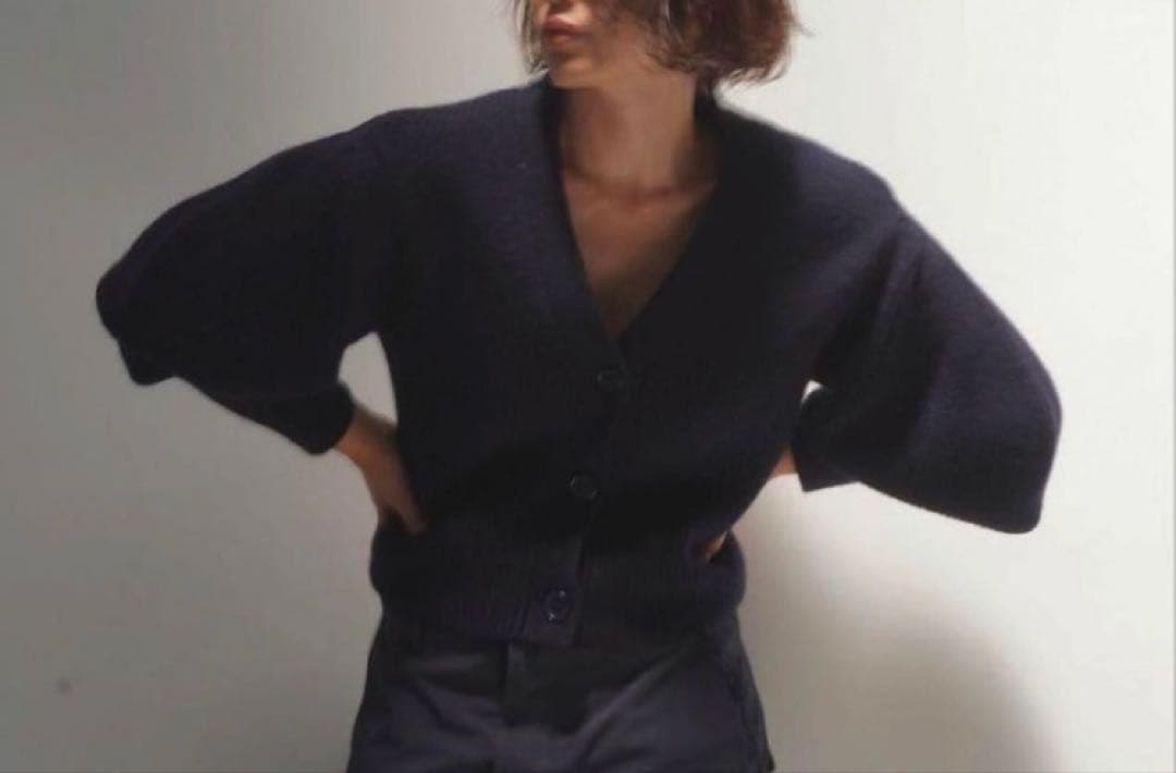 伊原葵さん着用 ETRE TOKYO パフスリーブニットカーディガン ネイビー
