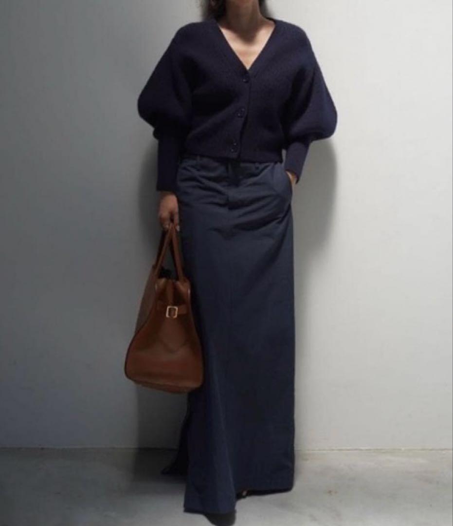 伊原葵さん着用 ETRE TOKYO パフスリーブニットカーディガン ネイビー