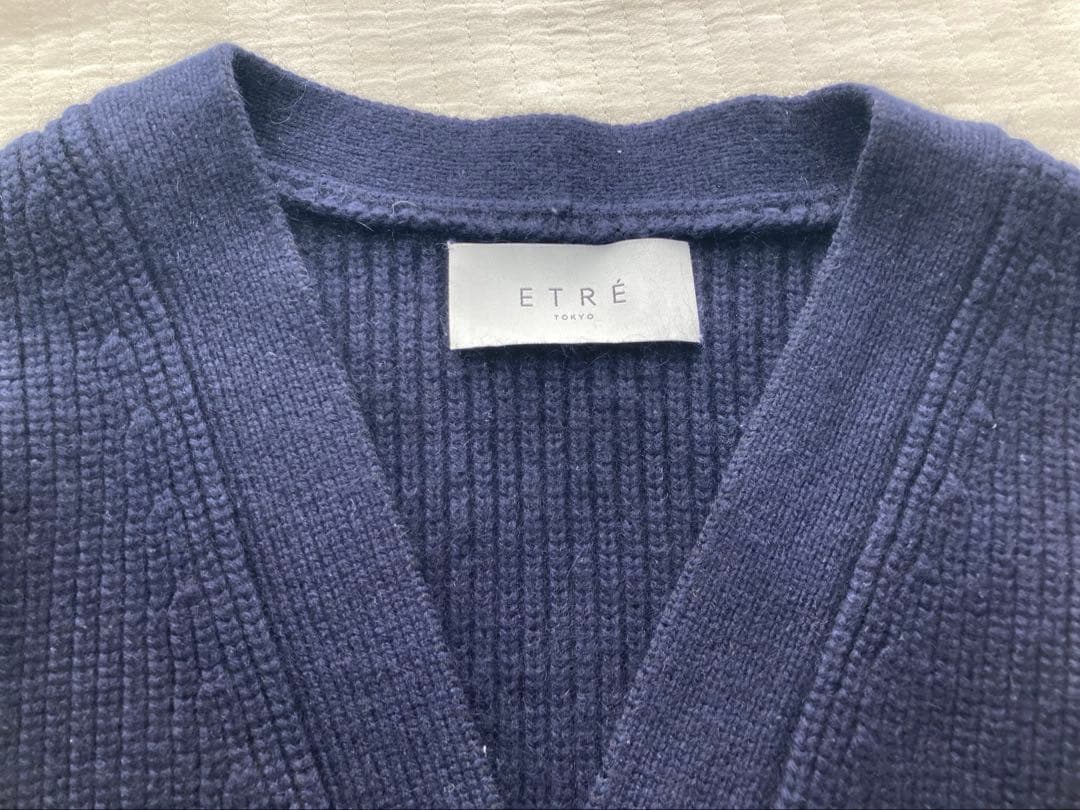 伊原葵さん着用 ETRE TOKYO パフスリーブニットカーディガン ネイビー