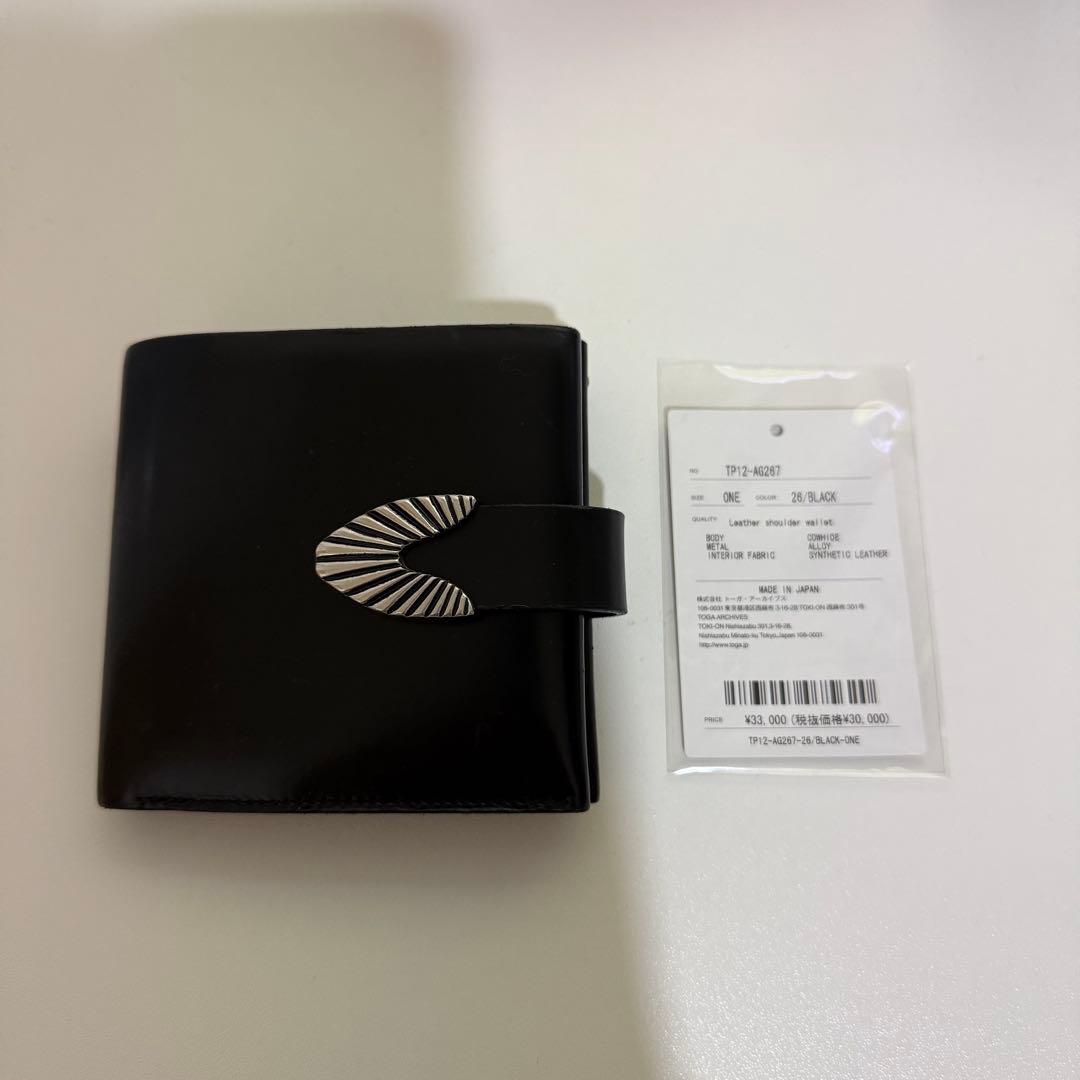 TOGA PULLA ブラック　レザーショルダーウォレット　 二つ折り財布