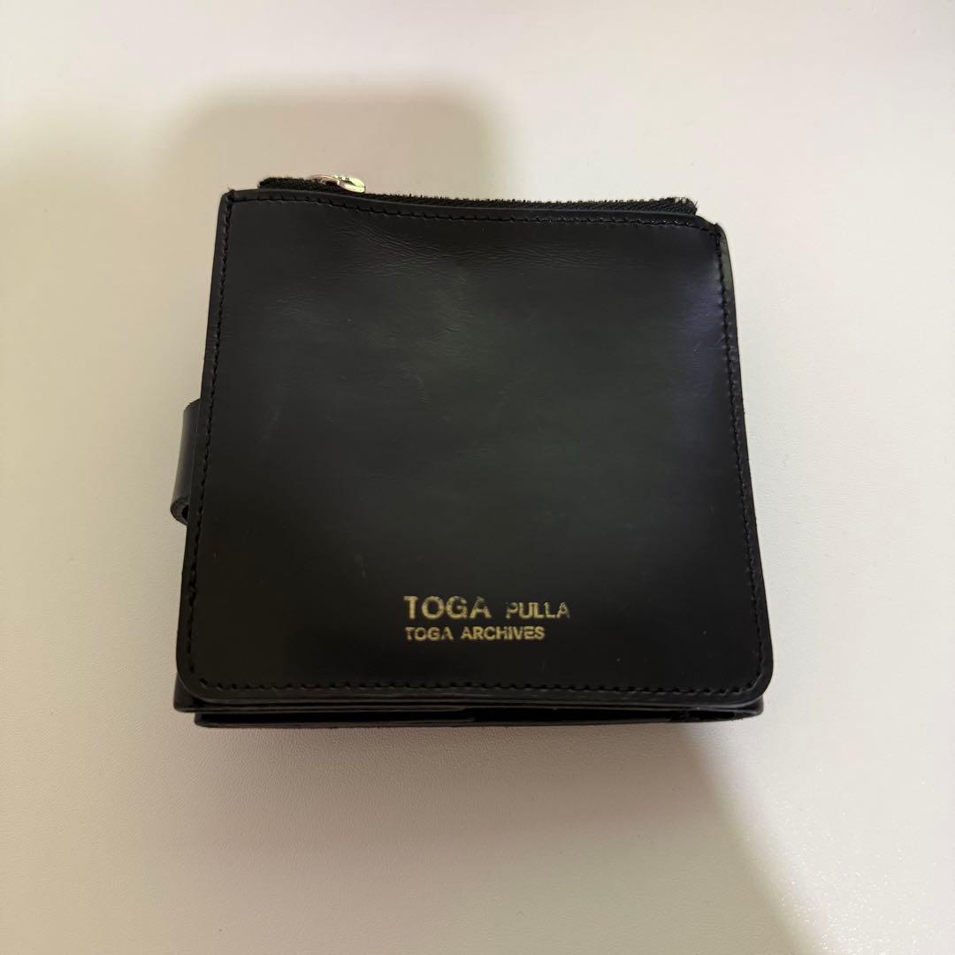 TOGA PULLA ブラック　レザーショルダーウォレット　 二つ折り財布