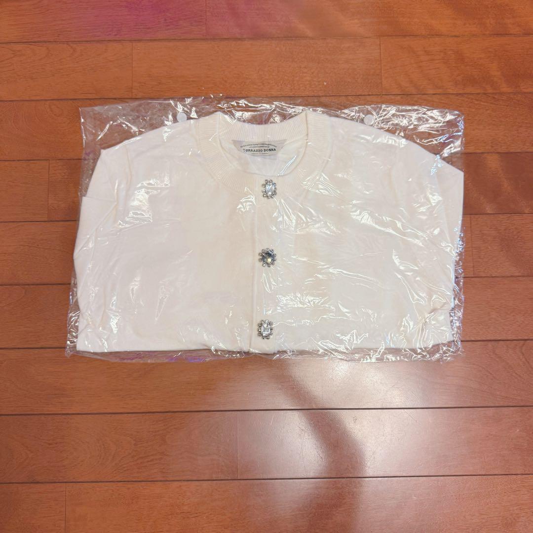 【新品】TORRAZZO DONNA ホワイトカーディガン ビジューボタン