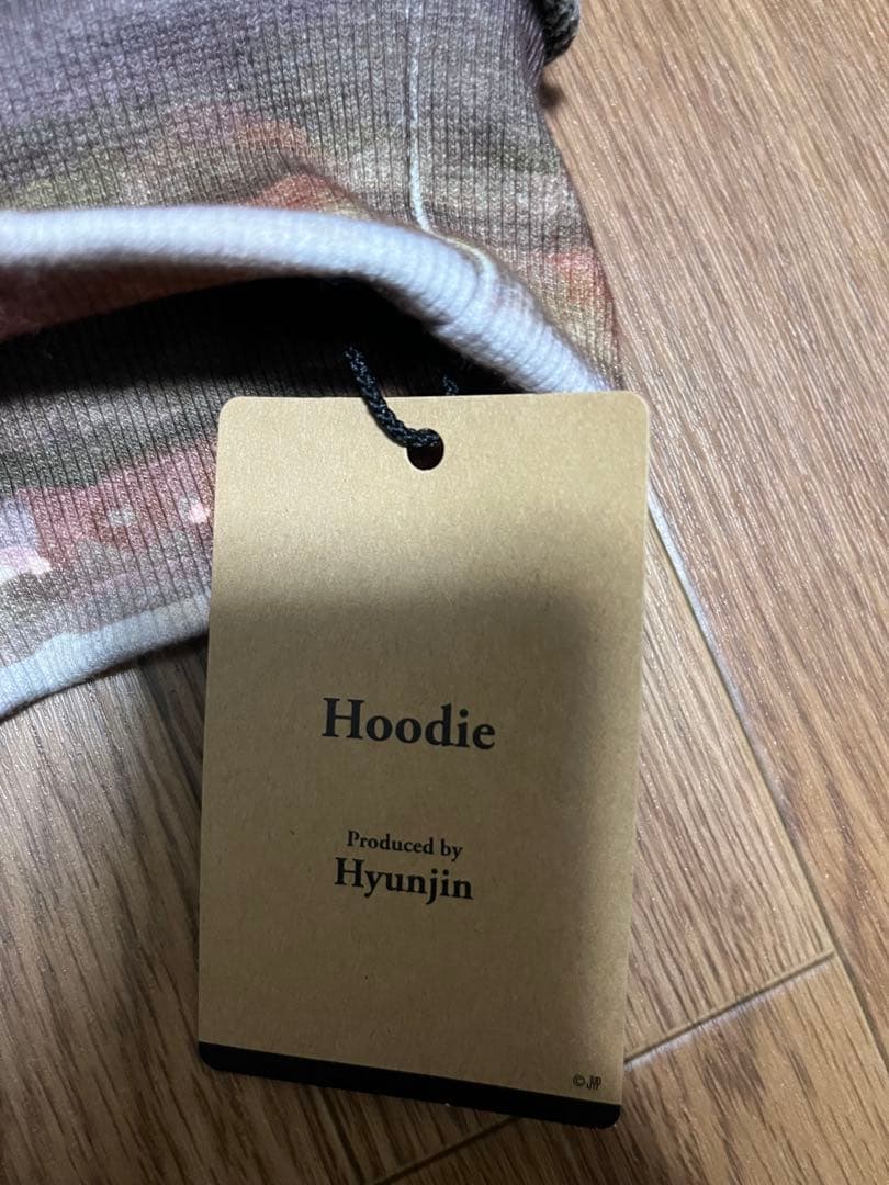 新品 Hyunjin製 花柄グレー フーディ