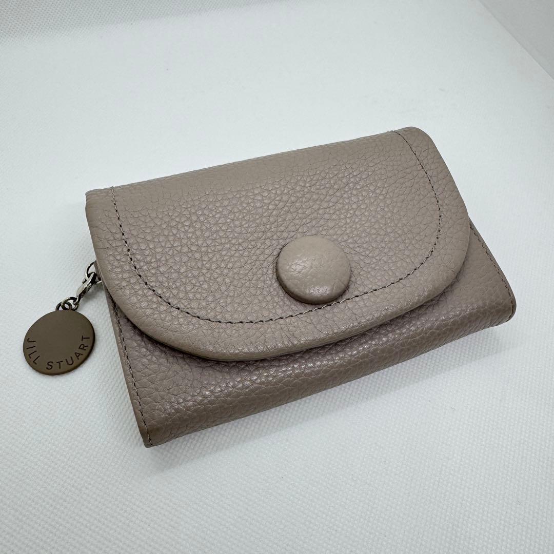 極美品 ジルスチュアート 2つ折財布 ルナティ グレー レザー くるみボタン