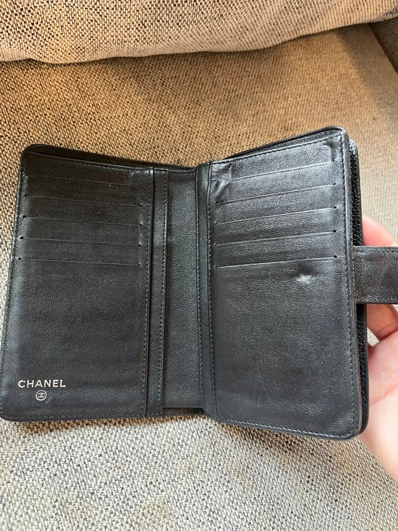 CHANEL ブラックレザー 二つ折り財布　キャビアスキン　コンパクト