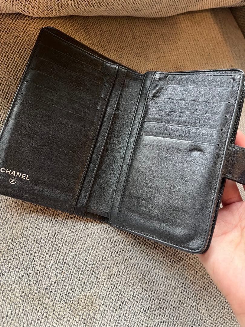 CHANEL ブラックレザー 二つ折り財布　キャビアスキン　コンパクト
