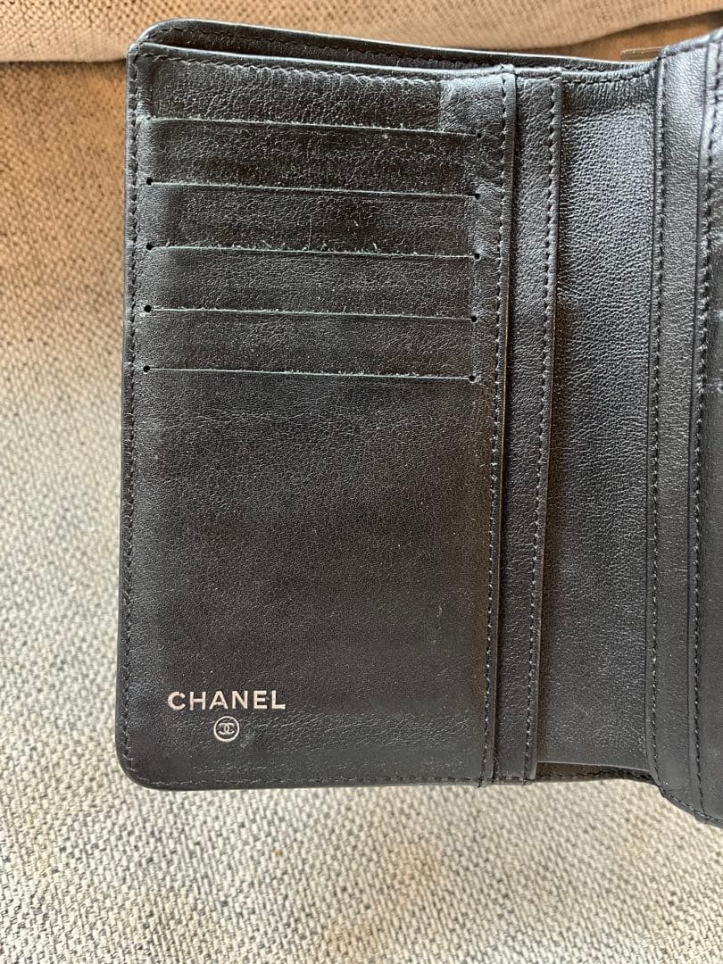 CHANEL ブラックレザー 二つ折り財布　キャビアスキン　コンパクト