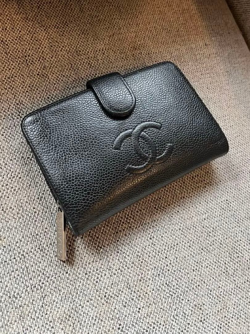 CHANEL ブラックレザー 二つ折り財布　キャビアスキン　コンパクト