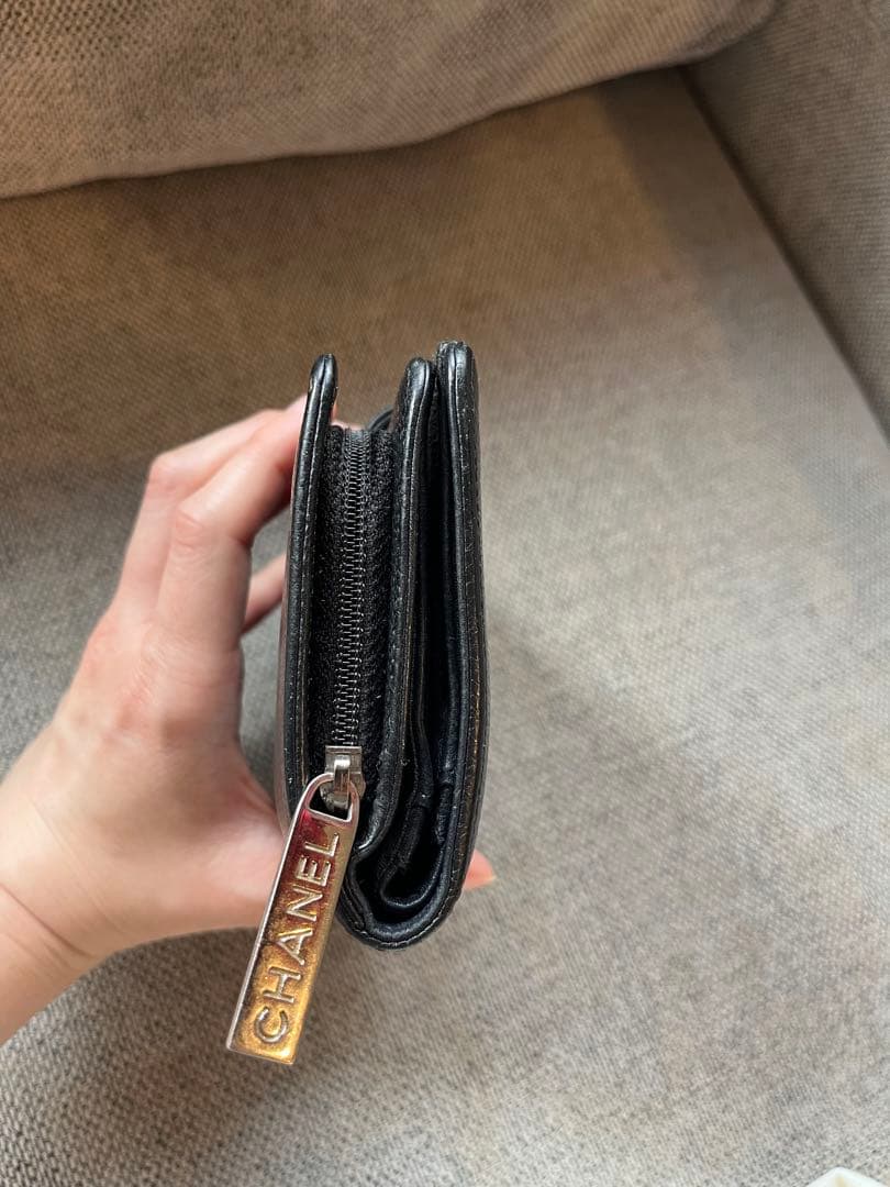 CHANEL ブラックレザー 二つ折り財布　キャビアスキン　コンパクト