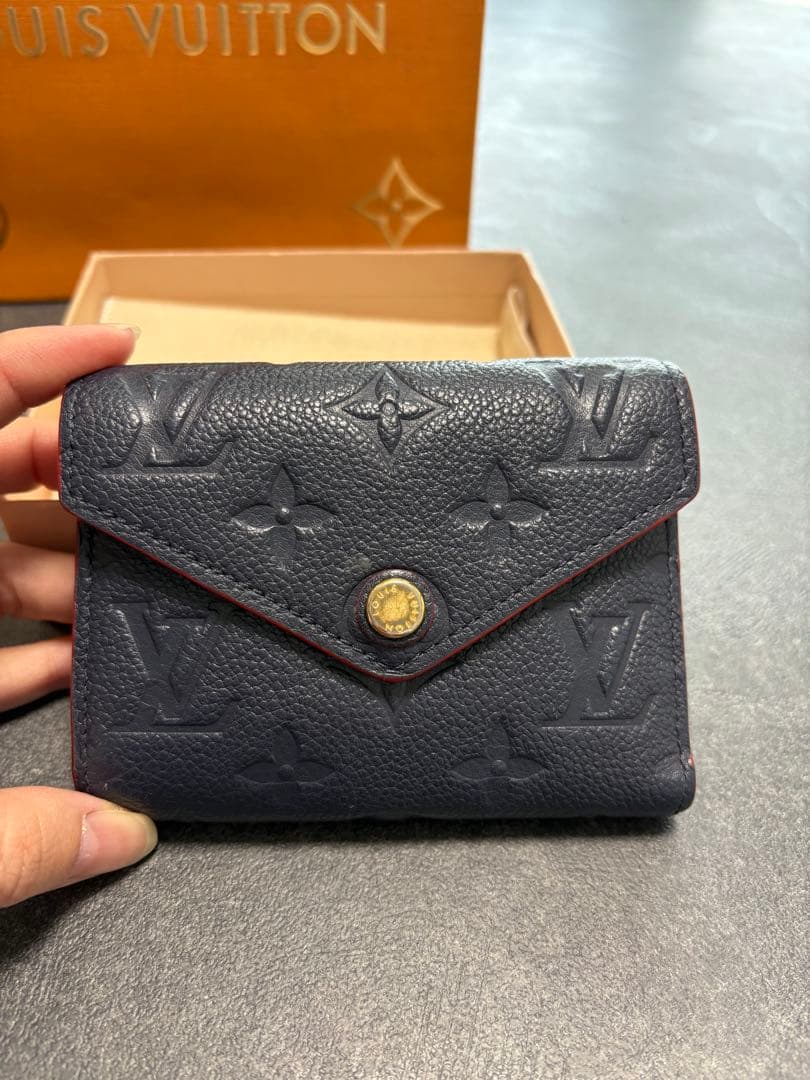 Louis Vuitton ポルトフォイユ・ヴィクトリーヌ ネイビー三つ折り財布