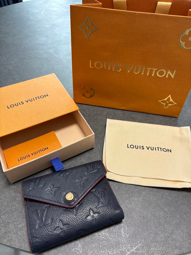 Louis Vuitton ポルトフォイユ・ヴィクトリーヌ ネイビー三つ折り財布
