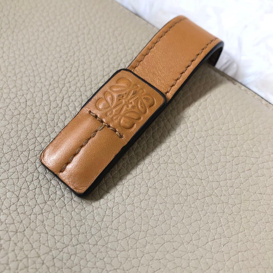 やや使用感あり　ロエベ　LOEWEベージュレザー二つ折り財布