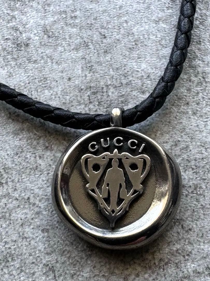 GUCCI ブラックレザーネックレス メダル型