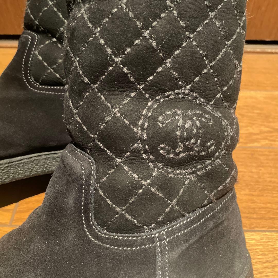 CHANEL ムートン黒ブーツ