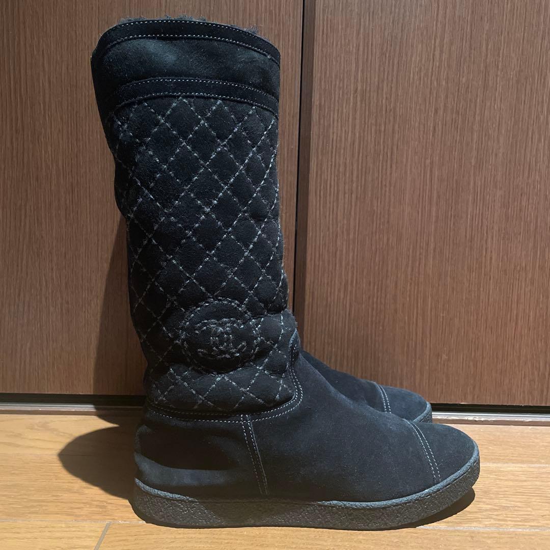 CHANEL ムートン黒ブーツ