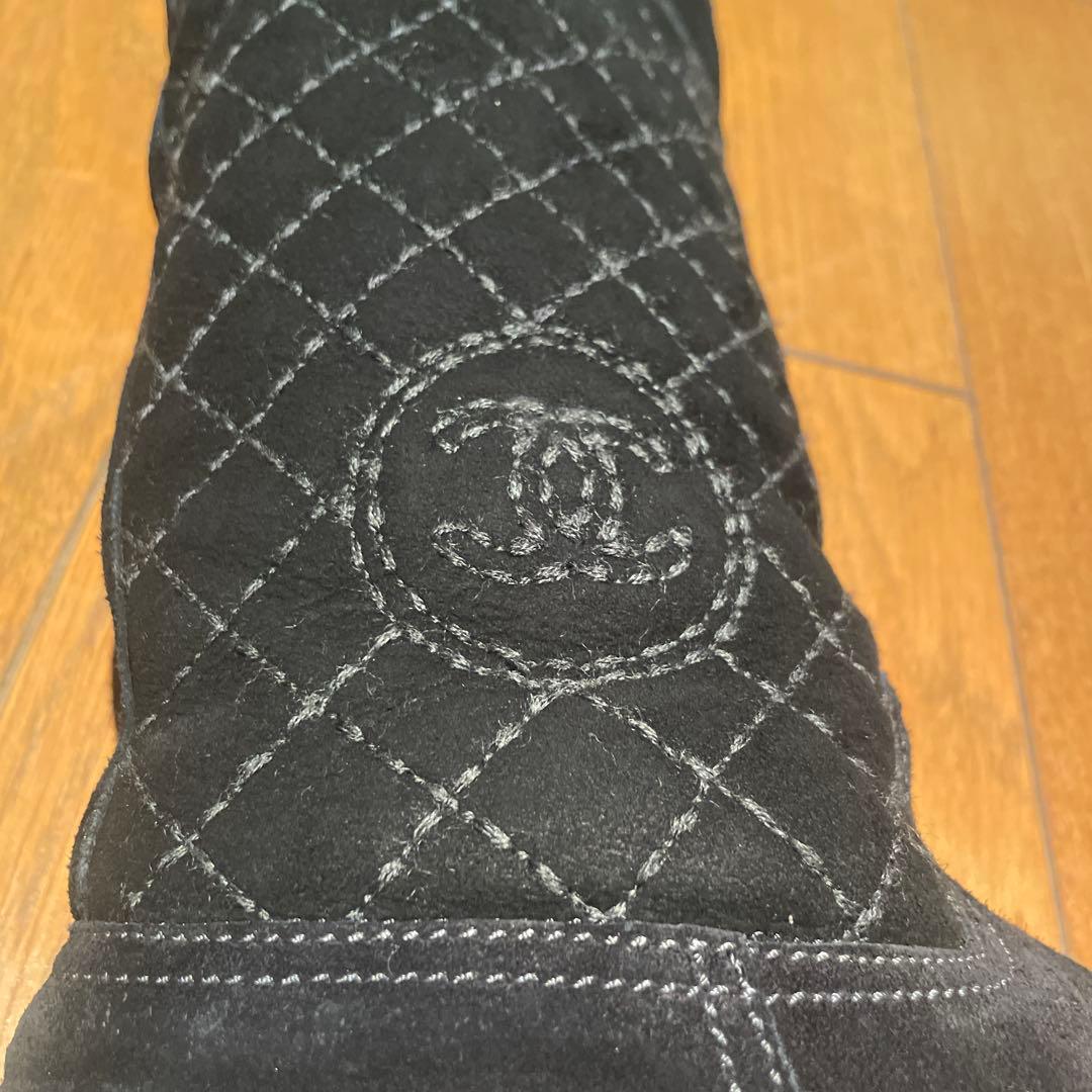 CHANEL ムートン黒ブーツ
