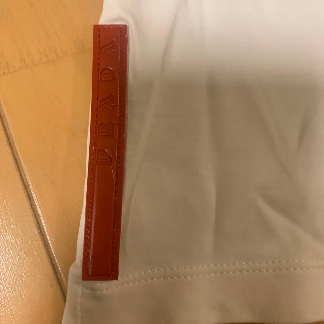 PRADA ホワイト Tシャツ　ロゴ　赤プレート　Sサイズ