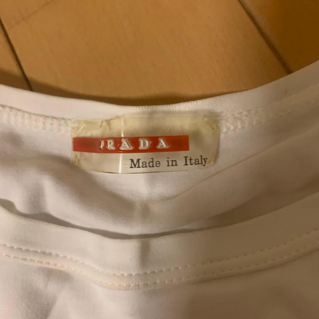 PRADA ホワイト Tシャツ　ロゴ　赤プレート　Sサイズ