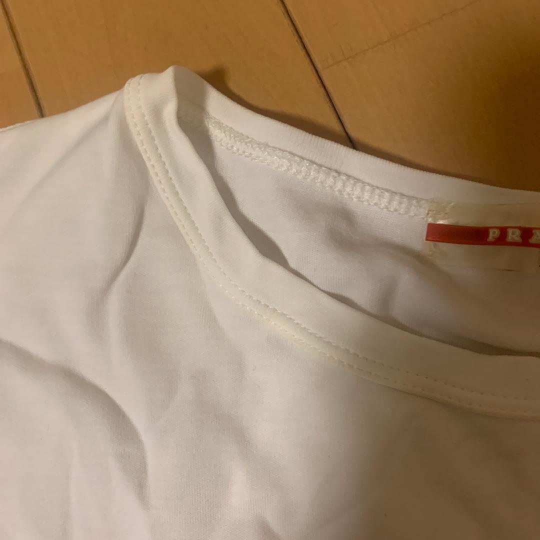 PRADA ホワイト Tシャツ　ロゴ　赤プレート　Sサイズ