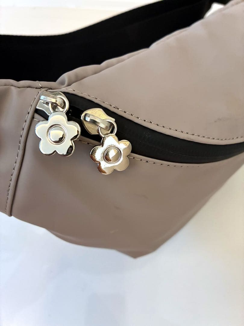 マリークワント MARY QUANT ボディバッグ デイジー ベージュ
