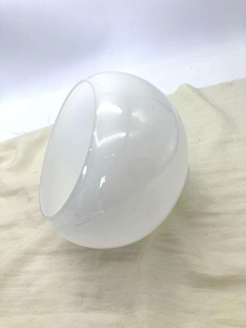 昭和レトロ　ガラスシェード　 乳白硝子 吊り下げ　古いペンダントライト　球型