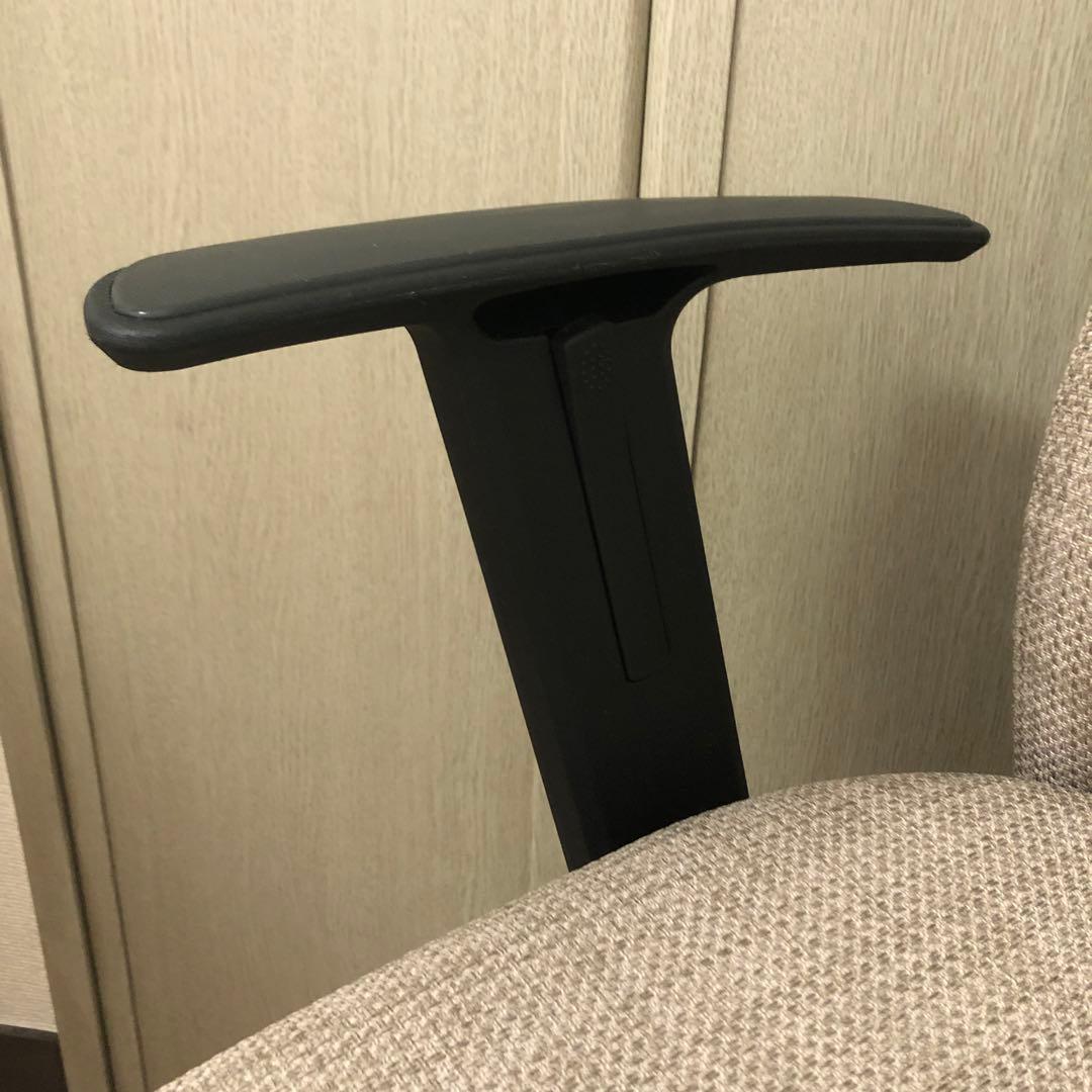ノームチェア　可動肘付き