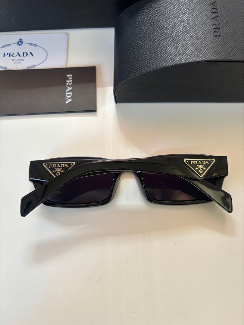 PRADA 刻印 サングラス　箱&ケース付き