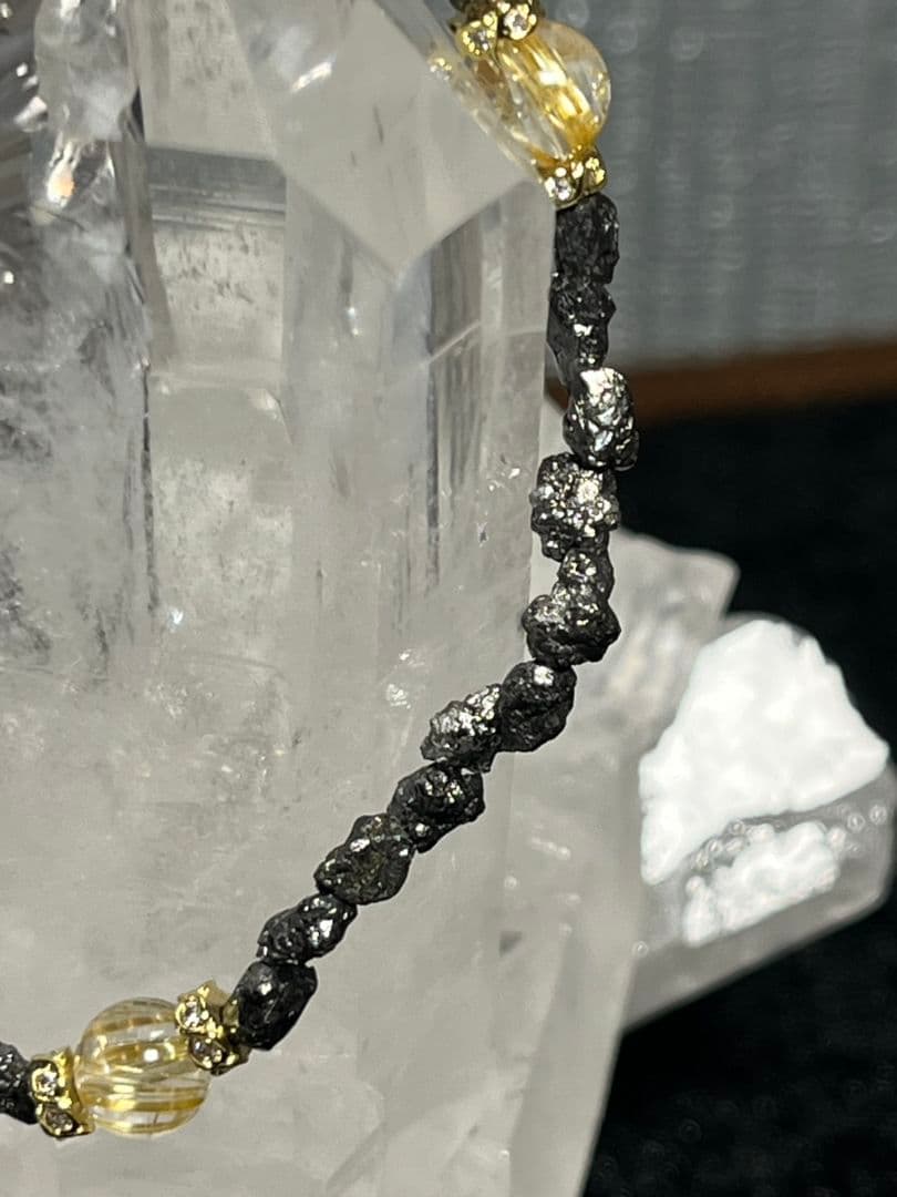 【意志と富を引き寄せる守護の光】ブラックダイヤモンド原石xゴールドルチル