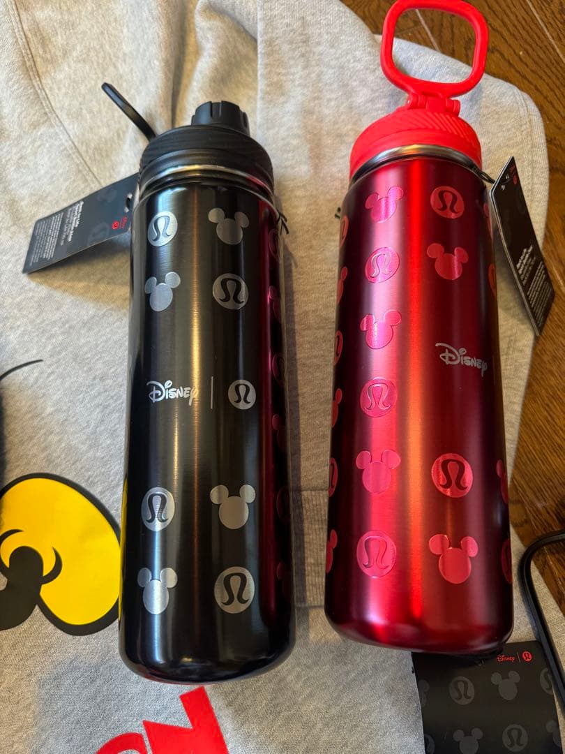 日本未発売　ルルレモン & Disney スポーツボトル24oz(710ml)赤