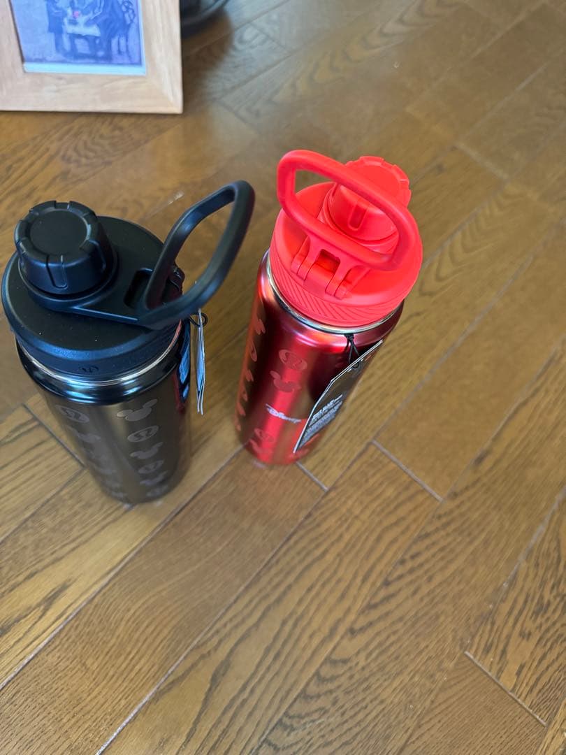 日本未発売　ルルレモン & Disney スポーツボトル24oz(710ml)赤