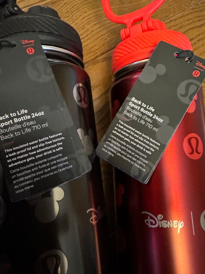 日本未発売　ルルレモン & Disney スポーツボトル24oz(710ml)赤
