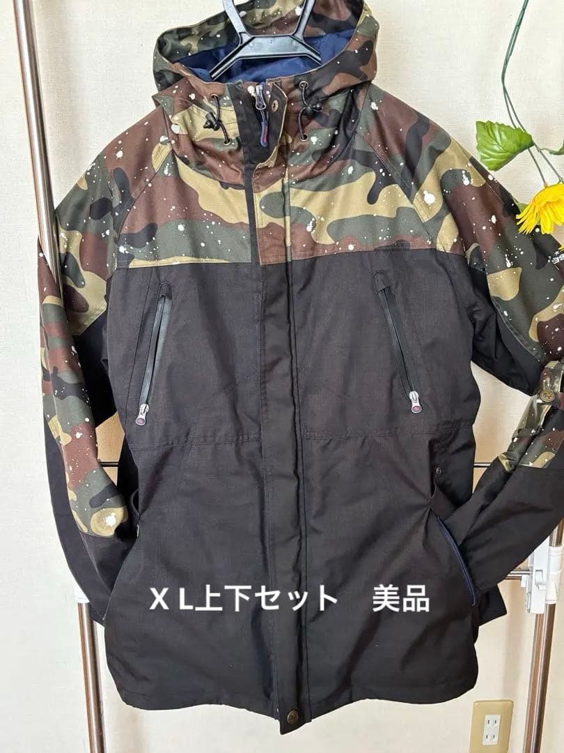 ✨美品✨『迷彩柄とブラックの切り替えデザインが特徴的なスノーボードウェアセット』