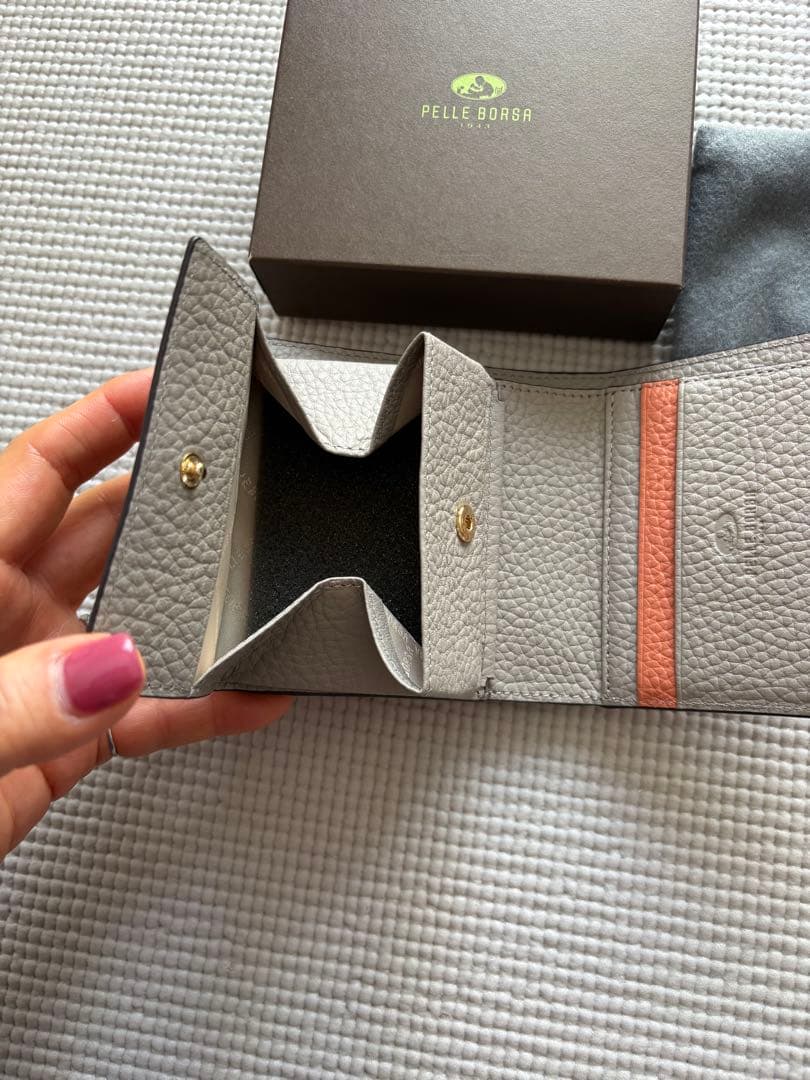 Pelle Borsa 二つ折り財布 サーモンオレンジ　新色　ほぼ未使用