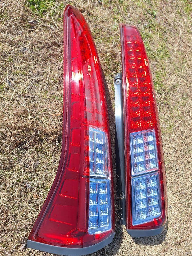 日産セレナC26LEDテールライト 左右セット❗