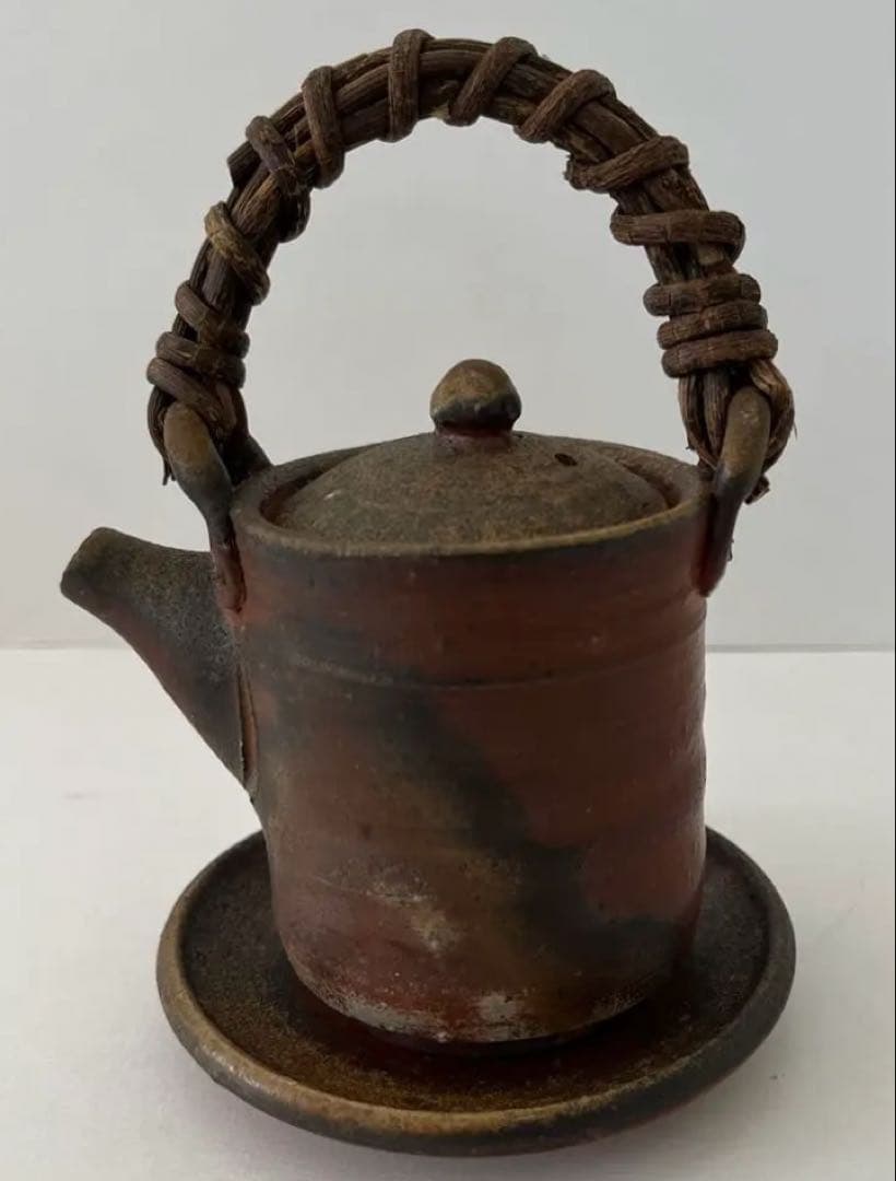 備前焼ハンドメイド醤油注ぎ（茶色、皿付き）　味わい深い器です