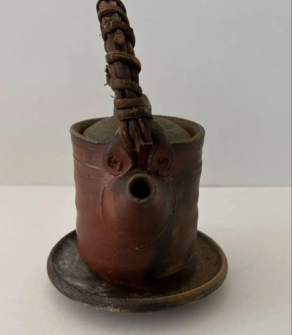 備前焼ハンドメイド醤油注ぎ（茶色、皿付き）　味わい深い器です