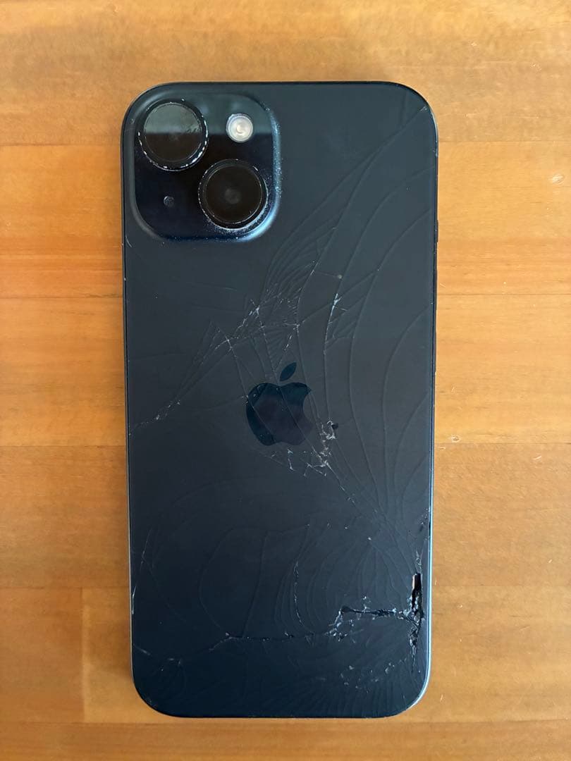 Apple iPhone 15 256GB 背面割れあり