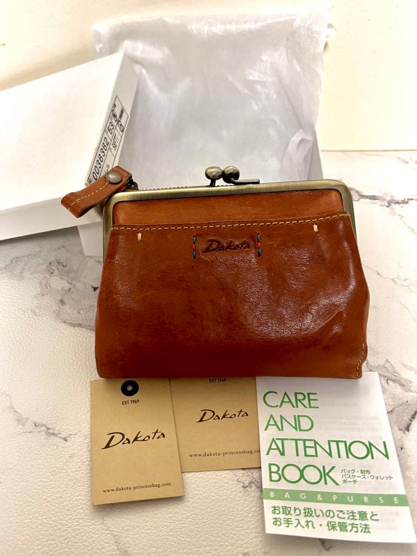 Dakota 二つ折り財布 ブラウン