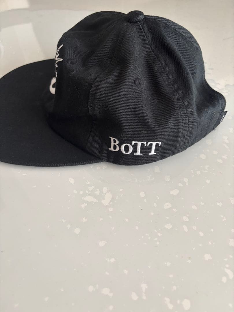 BoTT 刺繍ロゴ付き黒キャップ