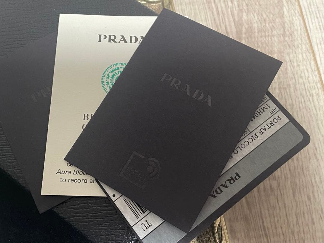 新品・PRADA ・三つ折り財布