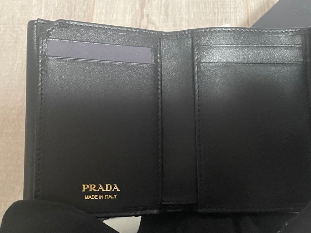 新品・PRADA ・三つ折り財布
