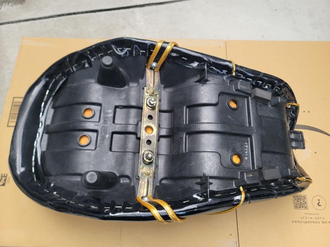 GSX400 インパルス GK79A GK7CA ちょび3段シート アンコ抜き