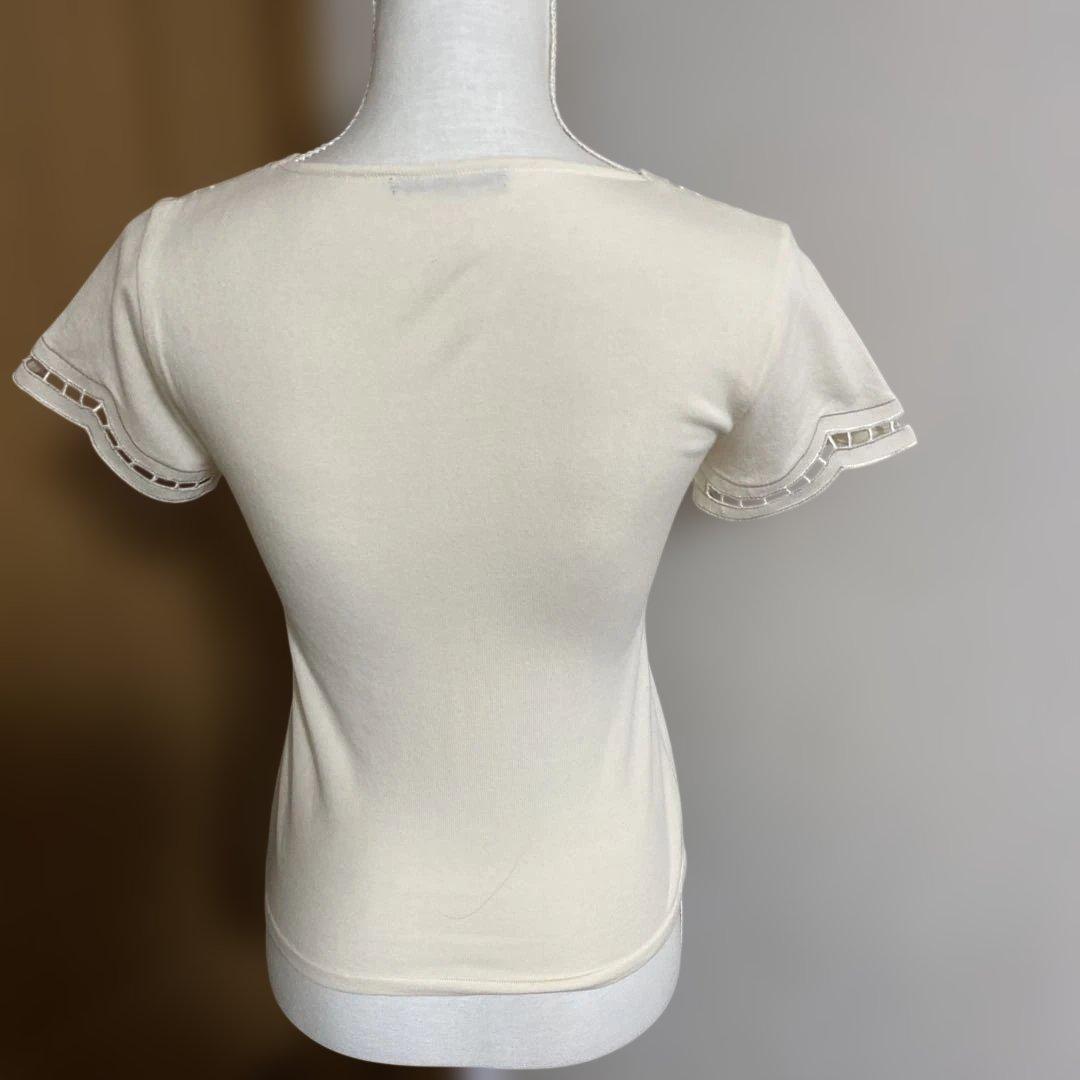 ヴィヴィアンタム　アイボリー 刺繍入り フリル袖 Tシャツ