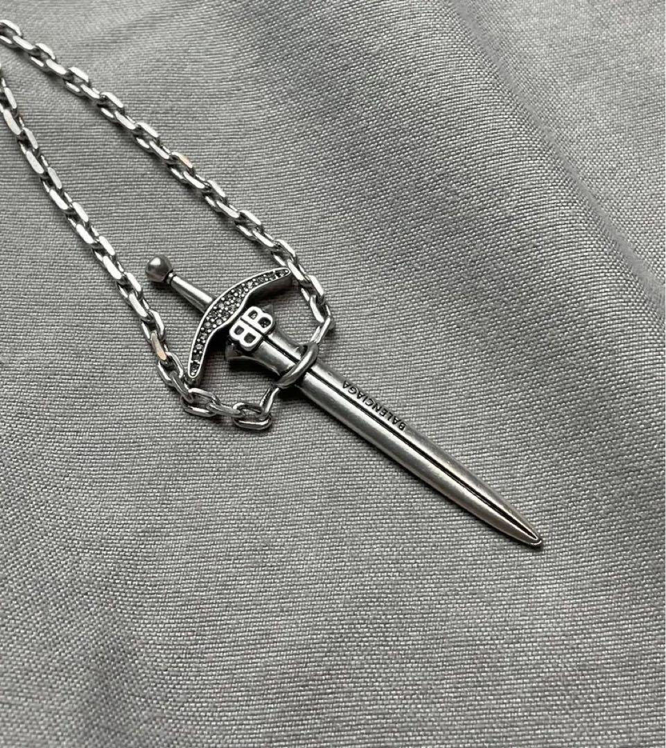 BALENCIAGA 剣型ペンダントネックレス