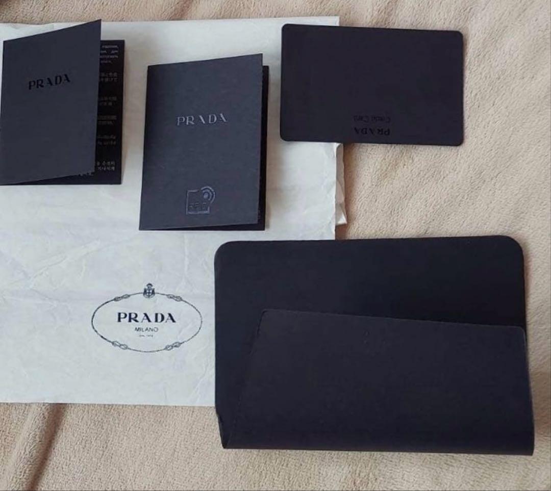 プラダ財布
