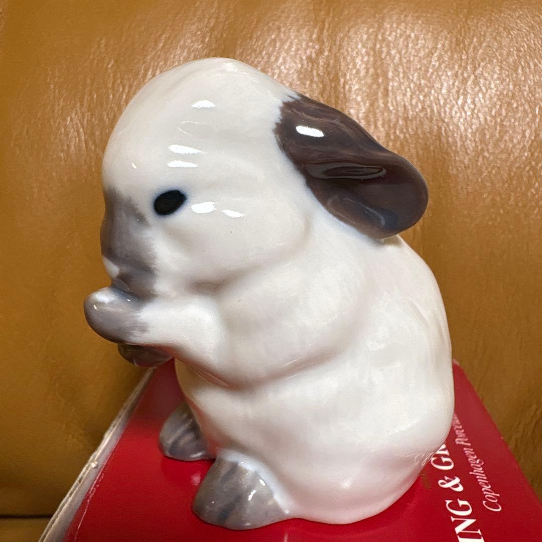 ウサギの陶器フィギュア
