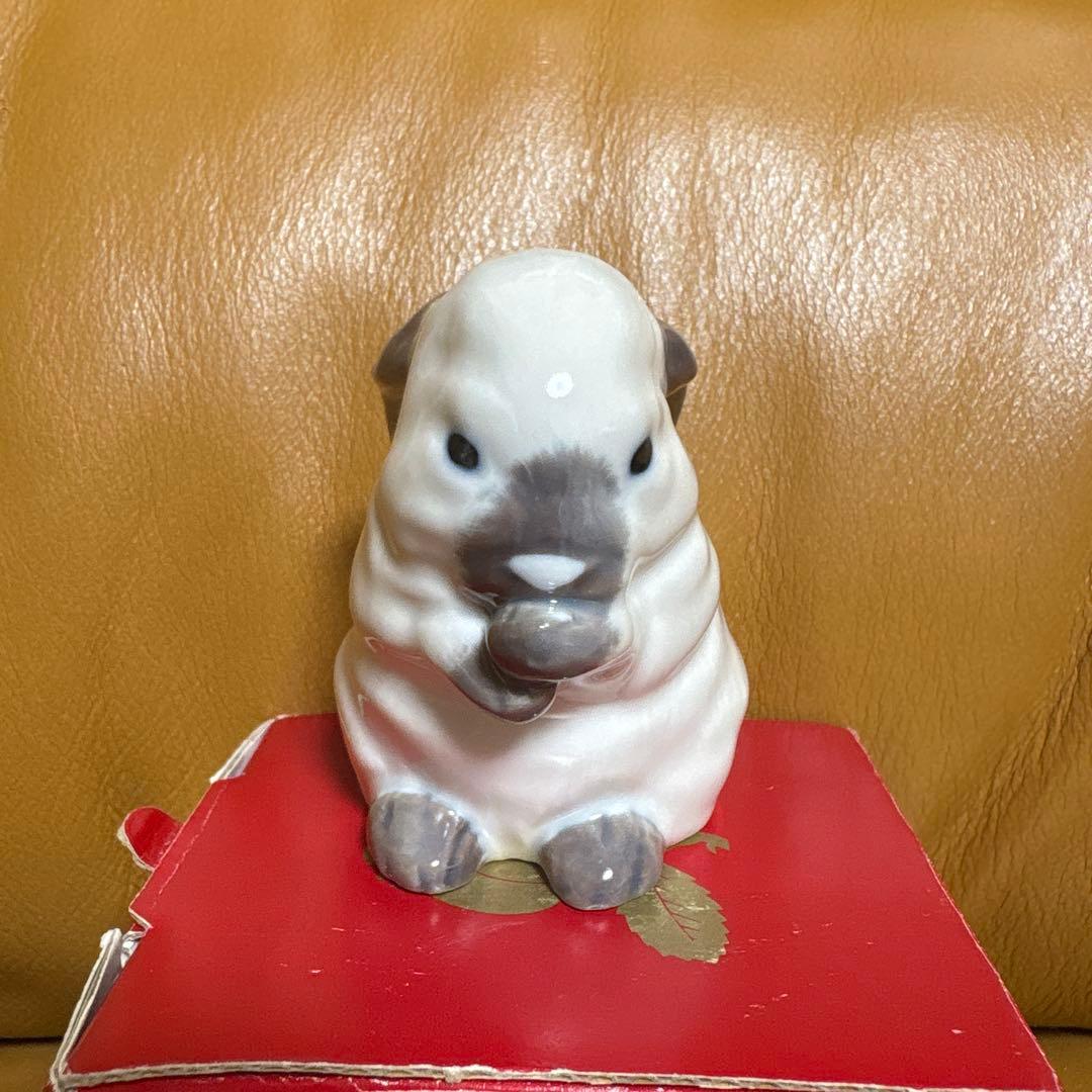 ウサギの陶器フィギュア