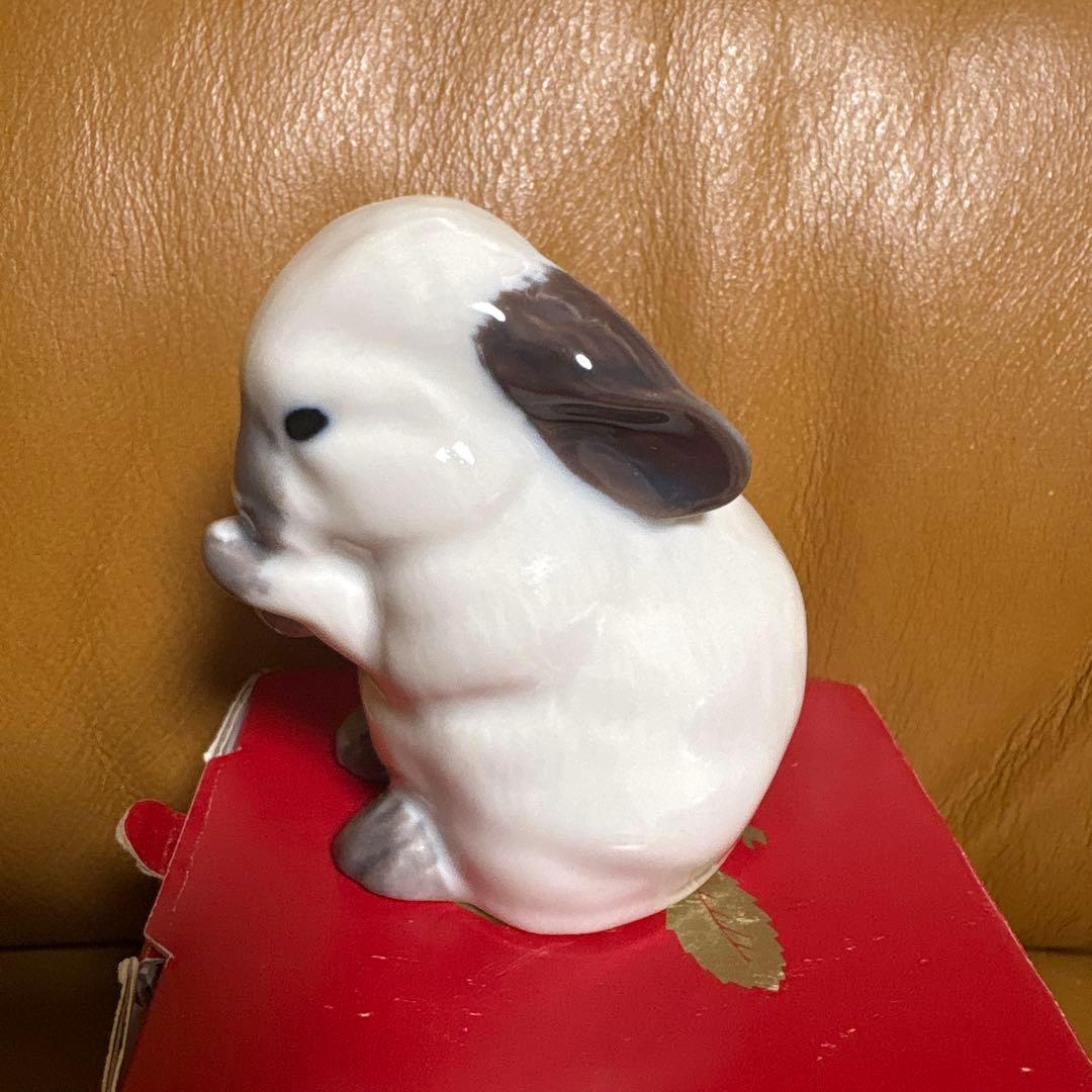 ウサギの陶器フィギュア
