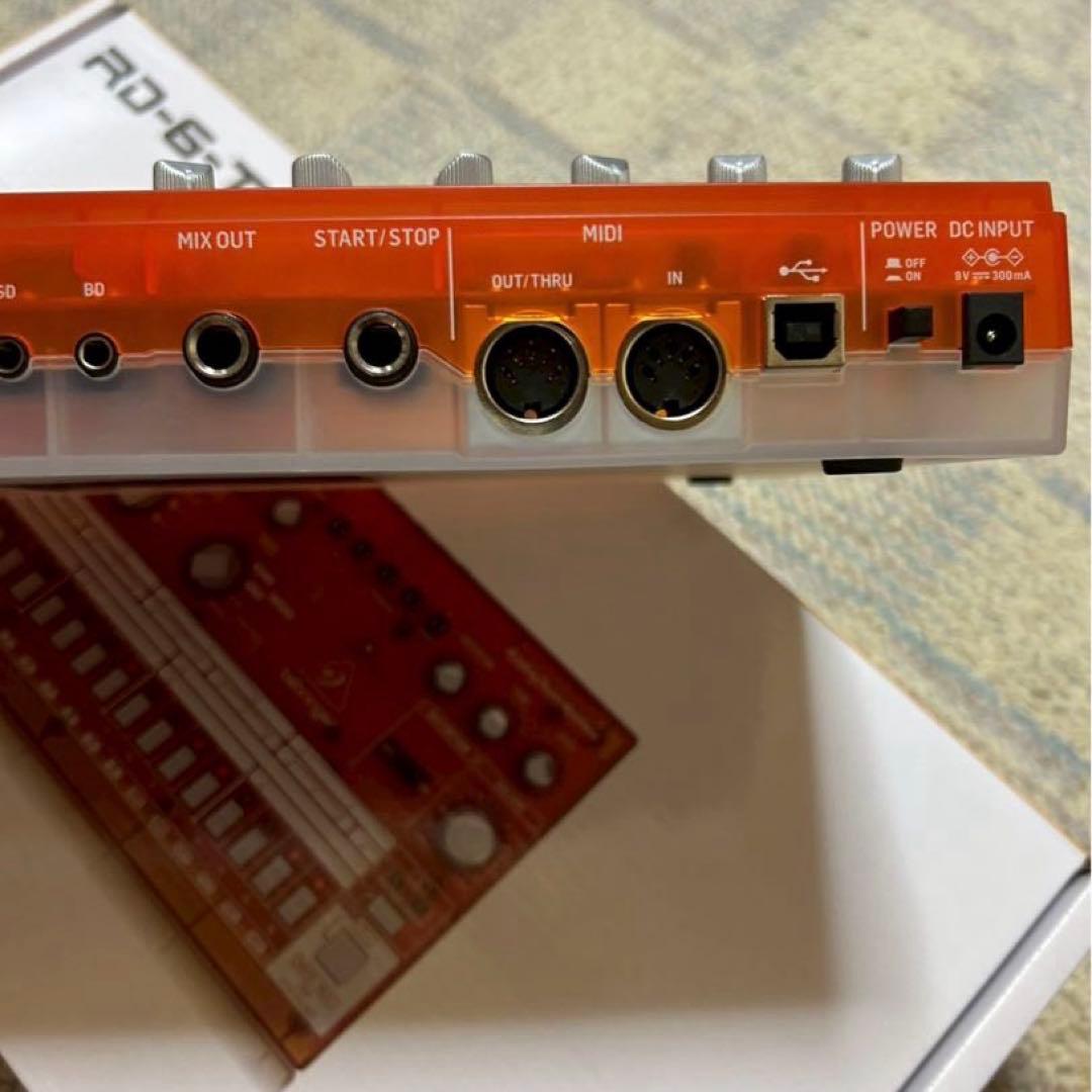 BEHRINGER RD-6-TG アナログドラムマシン (タンジェリン)